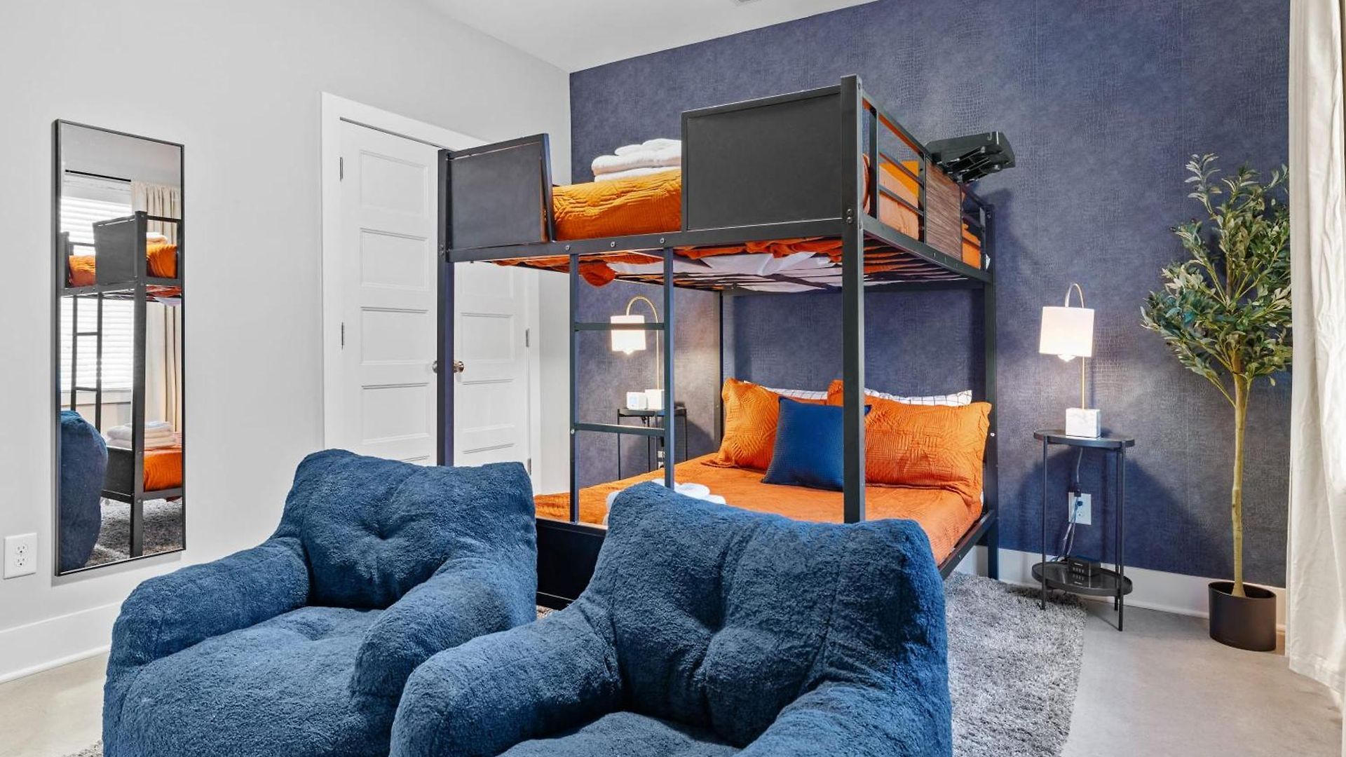 Holiday home 5 Mins To Dt ~gameroom ~ Balcony~sleeps 10~karaoke Nashville