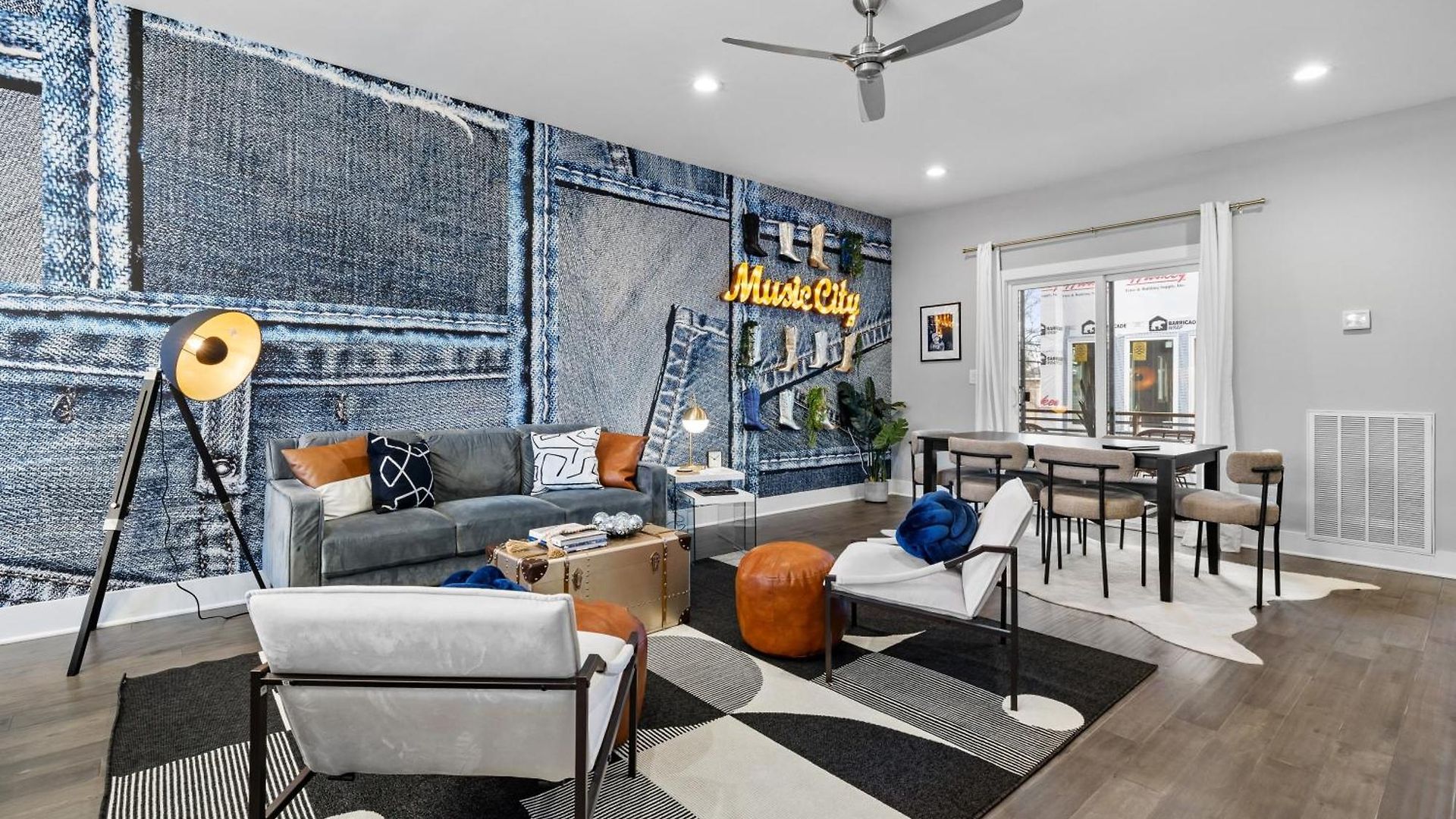 5 Mins To Dt ~gameroom ~ Balcony~sleeps 10~karaoke