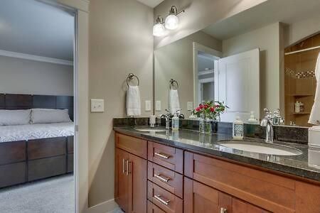 Twin Belmont Homes W 8 King 4 Living Sleep Up To 24 Guests Walk To Belmont & Vanderbilt Near Music Row The Gulch & 12 South 2 Miles To Broadway Smart Tvs Parking 24 Hr Hospitality Nashville