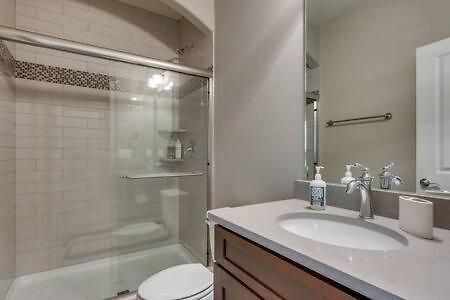 Twin Belmont Homes W 8 King 4 Living Sleep Up To 24 Guests Walk To Belmont & Vanderbilt Near Music Row The Gulch & 12 South 2 Miles To Broadway Smart Tvs Parking 24 Hr Hospitality Holiday home *