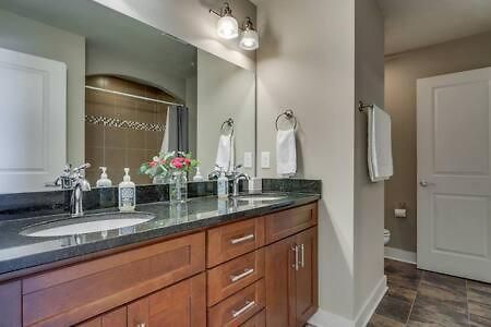 Holiday home Twin Belmont Homes W 8 King 4 Living Sleep Up To 24 Guests Walk To Belmont & Vanderbilt Near Music Row The Gulch & 12 South 2 Miles To Broadway Smart Tvs Parking 24 Hr Hospitality Nashville