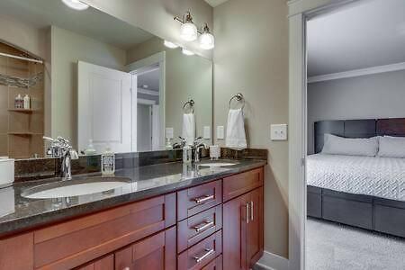 Twin Belmont Homes W 8 King 4 Living Sleep Up To 24 Guests Walk To Belmont & Vanderbilt Near Music Row The Gulch & 12 South 2 Miles To Broadway Smart Tvs Parking 24 Hr Hospitality Nashville
