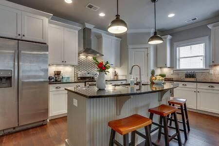 Holiday home Twin Belmont Homes W 8 King 4 Living Sleep Up To 24 Guests Walk To Belmont & Vanderbilt Near Music Row The Gulch & 12 South 2 Miles To Broadway Smart Tvs Parking 24 Hr Hospitality