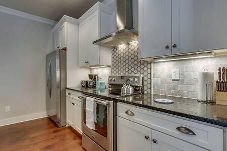 Twin Belmont Homes W 8 King 4 Living Sleep Up To 24 Guests Walk To Belmont & Vanderbilt Near Music Row The Gulch & 12 South 2 Miles To Broadway Smart Tvs Parking 24 Hr Hospitality *