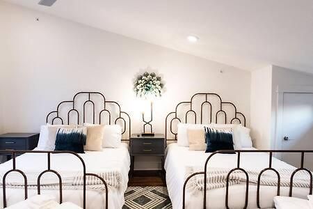 Luxe Hillsboro Village Homes For 24 With 4 Patios, Rooftops And Garage Parking, Gourmet Kitchens And Smart Tvs, Walk To Vanderbilt, Pancake Pantry And Fido, 24hr Hospitality, 10 Min To Broadway And The Parthenon Holiday home *
