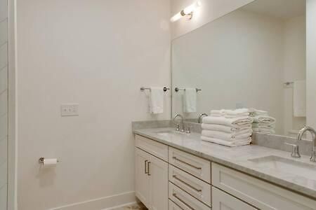 6 Bedroom Gulch Homes, Garages, Rooftops, Walk To Gulch 10 Mins To Broadway, 24 Hour Hospitality Team, Perfect For Groups