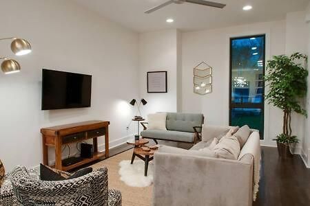 6 Bedroom Gulch Homes, Garages, Rooftops, Walk To Gulch 10 Mins To Broadway, 24 Hour Hospitality Team, Perfect For Groups *