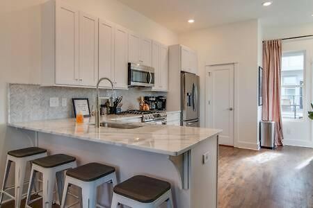 Luxe Hillsboro Village Homes For 24 With 4 Patios, Rooftops And Garage Parking, Gourmet Kitchens And Smart Tvs, Walk To Vanderbilt, Pancake Pantry And Fido, 24hr Hospitality, 10 Min To Broadway And The Parthenon * Nashville