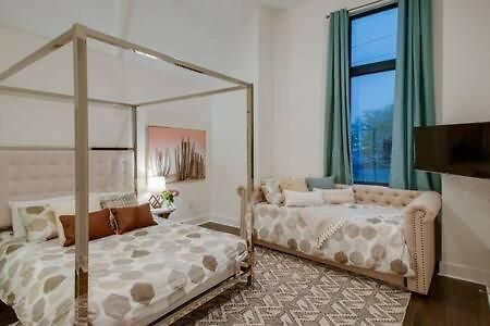 Holiday home 6 Bedroom Gulch Homes, Garages, Rooftops, Walk To Gulch 10 Mins To Broadway, 24 Hour Hospitality Team, Perfect For Groups