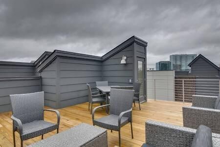 Holiday home 6 Bedroom Gulch Homes, Garages, Rooftops, Walk To Gulch 10 Mins To Broadway, 24 Hour Hospitality Team, Perfect For Groups *