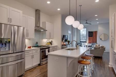 Holiday home 6 Bedroom Gulch Homes, Garages, Rooftops, Walk To Gulch 10 Mins To Broadway, 24 Hour Hospitality Team, Perfect For Groups *