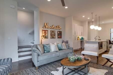 6 Bedroom Gulch Homes, Garages, Rooftops, Walk To Gulch 10 Mins To Broadway, 24 Hour Hospitality Team, Perfect For Groups * Nashville