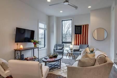6 Bedroom Gulch Homes, Garages, Rooftops, Walk To Gulch 10 Mins To Broadway, 24 Hour Hospitality Team, Perfect For Groups