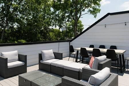 Holiday home 6 Bed With En Baths, Host Up To 20, Rooftops, Parking, Gourmet Kitchens, Cozy Living Spaces, Skyline Views & Fire Table, Near Downtown, Distilleries & Marathon Village, High-speed Wi-fi, 24hr Hospitality *