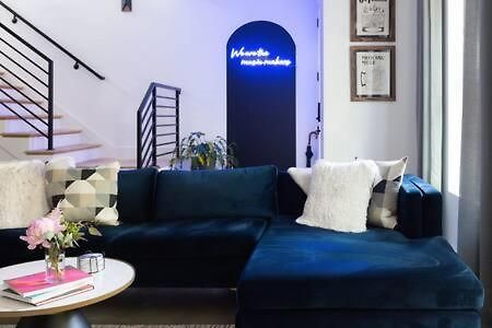 6 Bed With En Baths, Host Up To 20, Rooftops, Parking, Gourmet Kitchens, Cozy Living Spaces, Skyline Views & Fire Table, Near Downtown, Distilleries & Marathon Village, High-speed Wi-fi, 24hr Hospitality Holiday home
