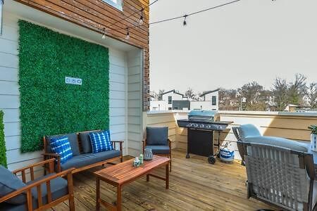 Holiday home 5 Mins To Belmont And Vandy, Rooftop Deck, Garage, 4 Bedroom With Rooftop And Grill, 10 Mins To Broadway, Perfect For Groups, 24 Hour Hospitality, Also Available For Long Term Nashville
