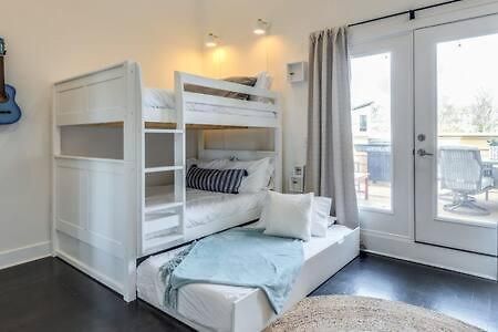Holiday home 5 Mins To Belmont And Vandy, Rooftop Deck, Garage, 4 Bedroom With Rooftop And Grill, 10 Mins To Broadway, Perfect For Groups, 24 Hour Hospitality, Also Available For Long Term