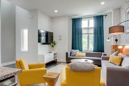 5 Mins To Belmont And Vandy, Rooftop Deck, Garage, 4 Bedroom With Rooftop And Grill, 10 Mins To Broadway, Perfect For Groups, 24 Hour Hospitality, Also Available For Long Term *