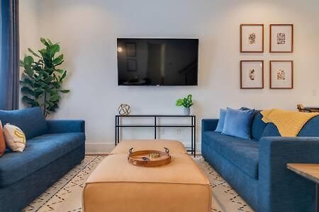 Holiday home 7br Retreat, Rooftops, Garages, Walkable To Faves 5 Mins To Nissan Stadium, Less Than 10 Mins To Broadway, 24 Hr Hospitality, Great For Groups