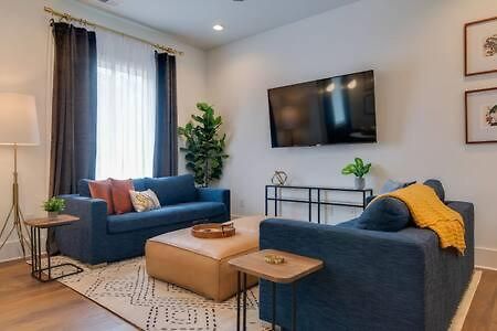 7br Retreat, Rooftops, Garages, Walkable To Faves 5 Mins To Nissan Stadium, Less Than 10 Mins To Broadway, 24 Hr Hospitality, Great For Groups *