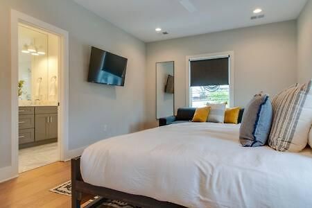 7br Retreat, Rooftops, Garages, Walkable To Faves 5 Mins To Nissan Stadium, Less Than 10 Mins To Broadway, 24 Hr Hospitality, Great For Groups * Nashville
