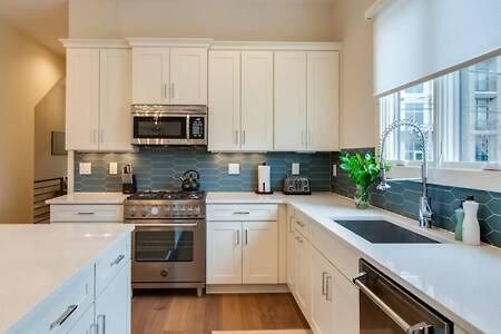 7br Retreat, Rooftops, Garages, Walkable To Faves 5 Mins To Nissan Stadium, Less Than 10 Mins To Broadway, 24 Hr Hospitality, Great For Groups Holiday home