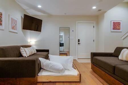 Holiday home Spacious 4br, Rooftop Patio, Garage, Walk To Faves, 5 Mins To Nissan Stadium, Less Than 10 Mins To Broadway, 24 Hr Hospitality, Great For Groups Nashville