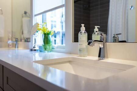 Spacious 4br, Rooftop Patio, Garage, Walk To Faves, 5 Mins To Nissan Stadium, Less Than 10 Mins To Broadway, 24 Hr Hospitality, Great For Groups *