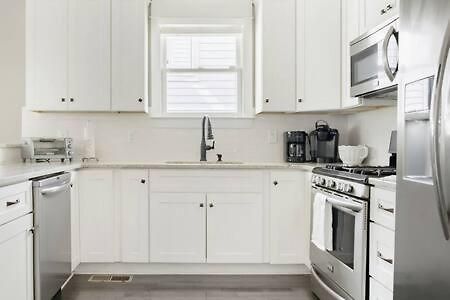 1-story Family With Fenced Yard, Grill, Parking, Sleeps 10, 5 Mins To Five Points & Nissan Stadium, Smart Tvs, Pet-friendly Yard, Patio For Bbqs, Ideal Getaway For Families, 24 Hr Hospitality *