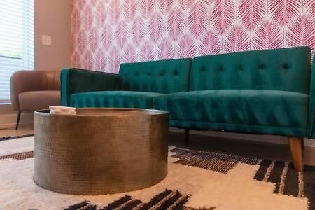 Stylish 4bed Retreat With Rooftop, Garage, Peloton, Sleeps 12, Fire Table, Gourmet Kitchen, Cozy Living Space, Dedicated Parking, Near Distilleries, Marathon Village And Nightlife, Chic Skyline Views, 24 Hour Hospitality Holiday home