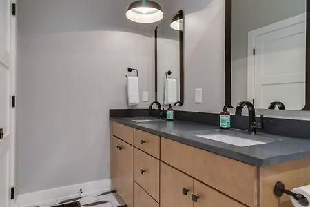 Stylish 4bed Retreat With Rooftop, Garage, Peloton, Sleeps 12, Fire Table, Gourmet Kitchen, Cozy Living Space, Dedicated Parking, Near Distilleries, Marathon Village And Nightlife, Chic Skyline Views, 24 Hour Hospitality Nashville