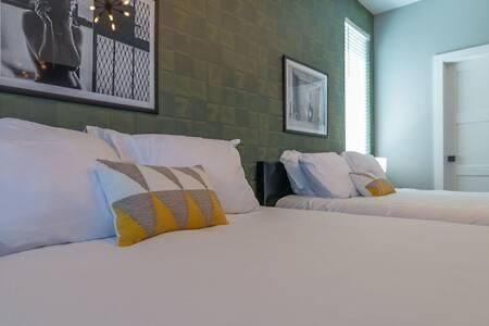 Stylish 4bed Retreat With Rooftop, Garage, Peloton, Sleeps 12, Fire Table, Gourmet Kitchen, Cozy Living Space, Dedicated Parking, Near Distilleries, Marathon Village And Nightlife, Chic Skyline Views, 24 Hour Hospitality Holiday home Nashville