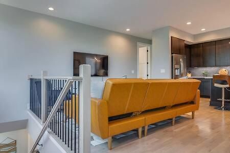 Stylish 4bed Retreat With Rooftop, Garage, Peloton, Sleeps 12, Fire Table, Gourmet Kitchen, Cozy Living Space, Dedicated Parking, Near Distilleries, Marathon Village And Nightlife, Chic Skyline Views, 24 Hour Hospitality Holiday home *