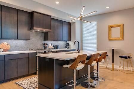 Stylish 4bed Retreat With Rooftop, Garage, Peloton, Sleeps 12, Fire Table, Gourmet Kitchen, Cozy Living Space, Dedicated Parking, Near Distilleries, Marathon Village And Nightlife, Chic Skyline Views, 24 Hour Hospitality Holiday home Nashville