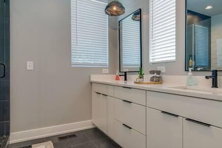 Stylish 4bed Retreat With Rooftop, Garage, Peloton, Sleeps 12, Fire Table, Gourmet Kitchen, Cozy Living Space, Dedicated Parking, Near Distilleries, Marathon Village And Nightlife, Chic Skyline Views, 24 Hour Hospitality * Nashville