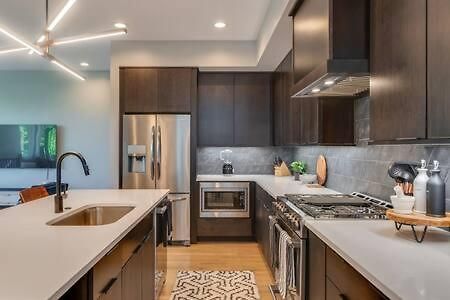 Stylish 4bed Retreat With Rooftop, Garage, Peloton, Sleeps 12, Fire Table, Gourmet Kitchen, Cozy Living Space, Dedicated Parking, Near Distilleries, Marathon Village And Nightlife, Chic Skyline Views, 24 Hour Hospitality Nashville