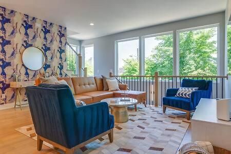 Stylish 4bed Retreat With Rooftop, Garage, Peloton, Sleeps 12, Fire Table, Gourmet Kitchen, Cozy Living Space, Dedicated Parking, Near Distilleries, Marathon Village And Nightlife, Chic Skyline Views, 24 Hour Hospitality *