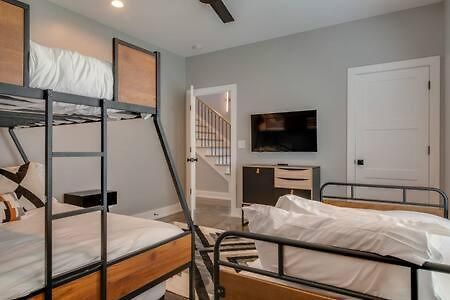 Holiday home Stylish 4bed Retreat With Rooftop, Garage, Peloton, Sleeps 12, Fire Table, Gourmet Kitchen, Cozy Living Space, Dedicated Parking, Near Distilleries, Marathon Village And Nightlife, Chic Skyline Views, 24 Hour Hospitality *