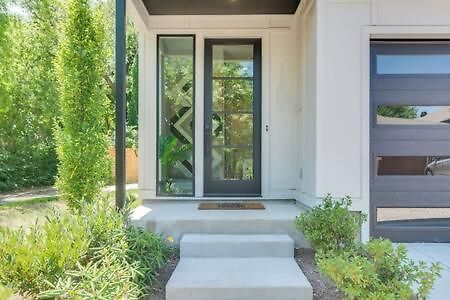 Stylish 4bed Retreat With Rooftop, Garage, Peloton, Sleeps 12, Fire Table, Gourmet Kitchen, Cozy Living Space, Dedicated Parking, Near Distilleries, Marathon Village And Nightlife, Chic Skyline Views, 24 Hour Hospitality Holiday home Nashville