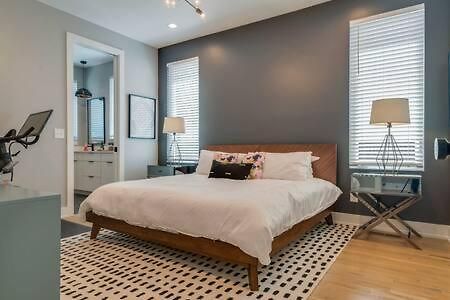 Stylish 4bed Retreat With Rooftop, Garage, Peloton, Sleeps 12, Fire Table, Gourmet Kitchen, Cozy Living Space, Dedicated Parking, Near Distilleries, Marathon Village And Nightlife, Chic Skyline Views, 24 Hour Hospitality *