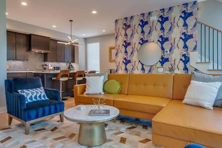 Stylish 4bed Retreat With Rooftop, Garage, Peloton, Sleeps 12, Fire Table, Gourmet Kitchen, Cozy Living Space, Dedicated Parking, Near Distilleries, Marathon Village And Nightlife, Chic Skyline Views, 24 Hour Hospitality *