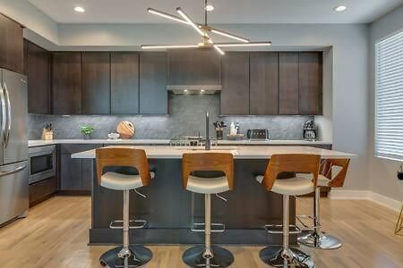 Holiday home Stylish 4bed Retreat With Rooftop, Garage, Peloton, Sleeps 12, Fire Table, Gourmet Kitchen, Cozy Living Space, Dedicated Parking, Near Distilleries, Marathon Village And Nightlife, Chic Skyline Views, 24 Hour Hospitality *