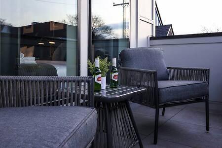 Stylish 4 Bed, Skyline Views From Rooftop, Garage , Gourmet Kitchen, Cozy Living Space, Dedicated Parking, Near Distilleries, Marathon Village & Nightlife, Chic Skyline Views, Great For Groups, 24 Hour Hospitality * Nashville