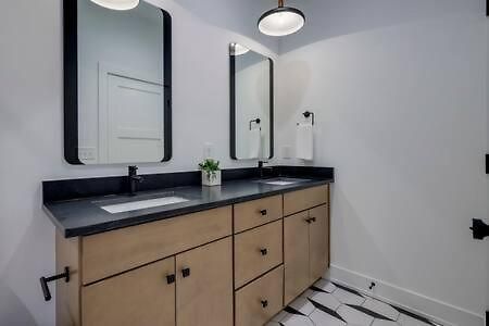 Holiday home Stylish 4 Bed, Skyline Views From Rooftop, Garage , Gourmet Kitchen, Cozy Living Space, Dedicated Parking, Near Distilleries, Marathon Village & Nightlife, Chic Skyline Views, Great For Groups, 24 Hour Hospitality