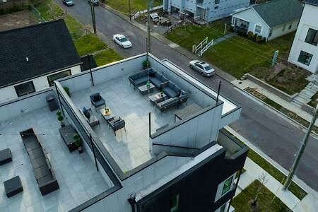 Stylish 4 Bed, Skyline Views From Rooftop, Garage , Gourmet Kitchen, Cozy Living Space, Dedicated Parking, Near Distilleries, Marathon Village & Nightlife, Chic Skyline Views, Great For Groups, 24 Hour Hospitality *