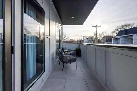 Stylish 4 Bed, Skyline Views From Rooftop, Garage , Gourmet Kitchen, Cozy Living Space, Dedicated Parking, Near Distilleries, Marathon Village & Nightlife, Chic Skyline Views, Great For Groups, 24 Hour Hospitality Holiday home Nashville