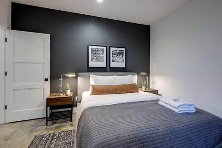Stylish 4 Bed, Skyline Views From Rooftop, Garage , Gourmet Kitchen, Cozy Living Space, Dedicated Parking, Near Distilleries, Marathon Village & Nightlife, Chic Skyline Views, Great For Groups, 24 Hour Hospitality * Nashville