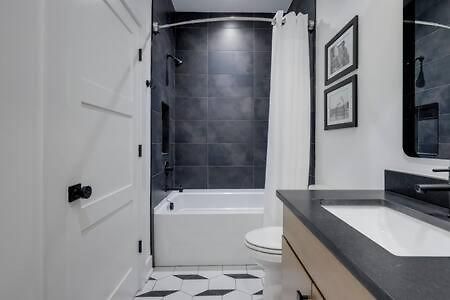 Stylish 4 Bed, Skyline Views From Rooftop, Garage , Gourmet Kitchen, Cozy Living Space, Dedicated Parking, Near Distilleries, Marathon Village & Nightlife, Chic Skyline Views, Great For Groups, 24 Hour Hospitality Nashville