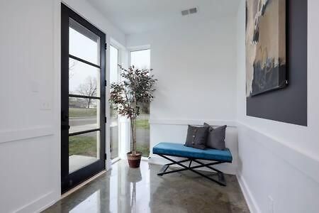 Stylish 4 Bed, Skyline Views From Rooftop, Garage , Gourmet Kitchen, Cozy Living Space, Dedicated Parking, Near Distilleries, Marathon Village & Nightlife, Chic Skyline Views, Great For Groups, 24 Hour Hospitality Holiday home