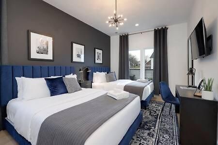 Stylish 4 Bed, Skyline Views From Rooftop, Garage , Gourmet Kitchen, Cozy Living Space, Dedicated Parking, Near Distilleries, Marathon Village & Nightlife, Chic Skyline Views, Great For Groups, 24 Hour Hospitality *